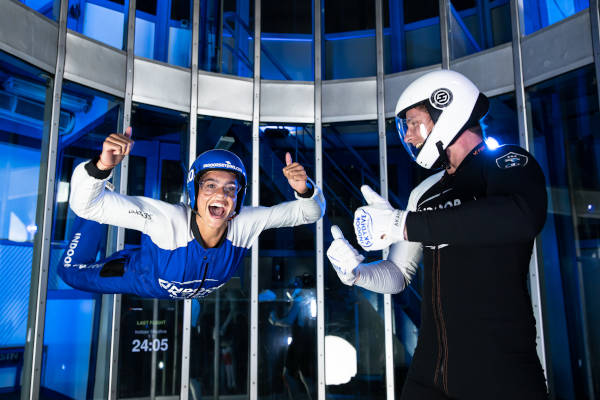 Indoor Skydive Roosendaal: Vrouw vliegt in windtunnel